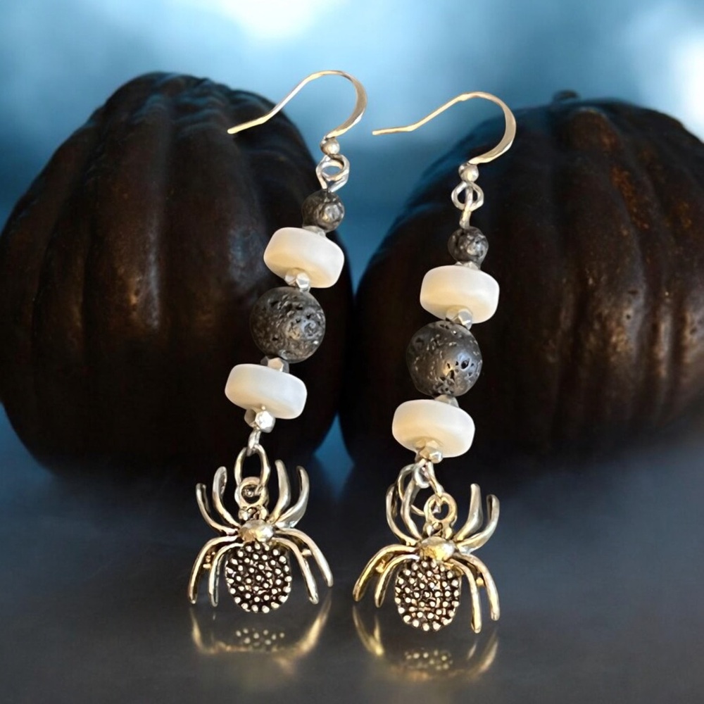 Handcrafted Black & white spider earrings - Picture 4 of 4